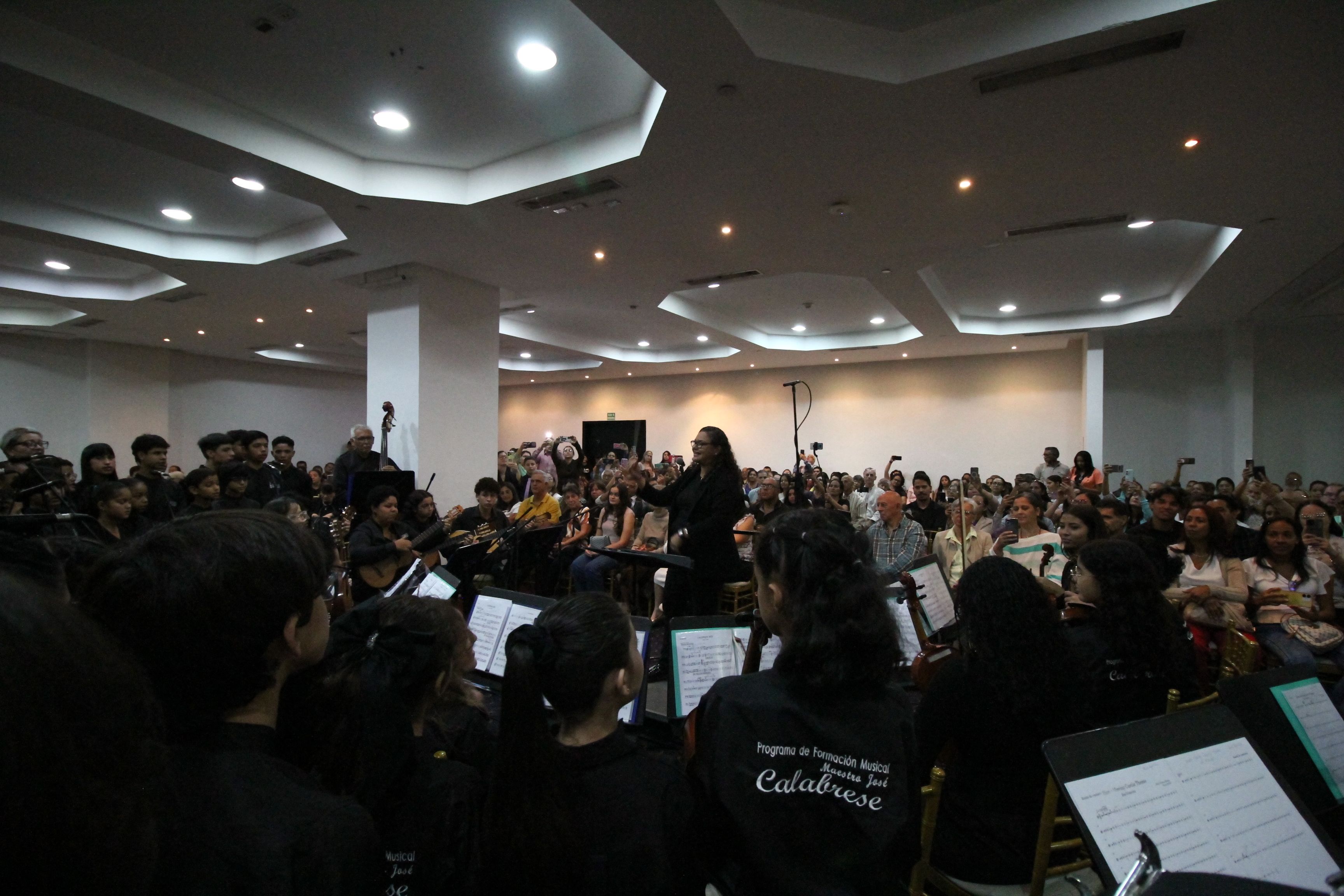 Ensayo musical de estudiantes de la Academia Internacional de Musica Maestro Jose Calabrese