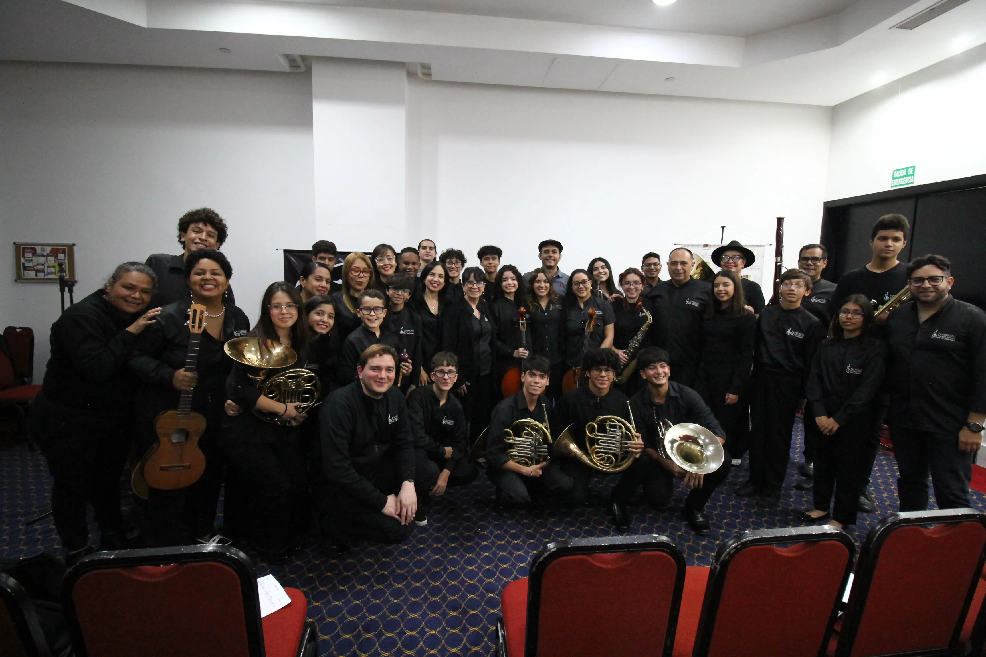Ensayo musical de estudiantes de la Academia Internacional de Musica Maestro Jose Calabrese